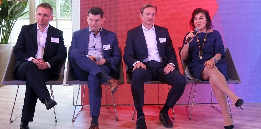 Krystyna Boczkowska, prezes Robert Bosch w Polsce, Konrad Pokutycki, prezes BSH Sprzęt Gospodarstwa Domowego, Thomas Ilkow, dyrektor generalny Bosch Rexroth oraz Sławomir Szczuplak, dyrektor produkcji Fabryki Układów Hamulcowych Bosch we Wrocławiu.