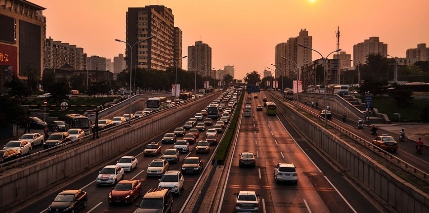 Wyższe dochody mieszkańców przekładają się na wyższy standard życia – po drogach regionu jeżdżą już 24 miliony aut.